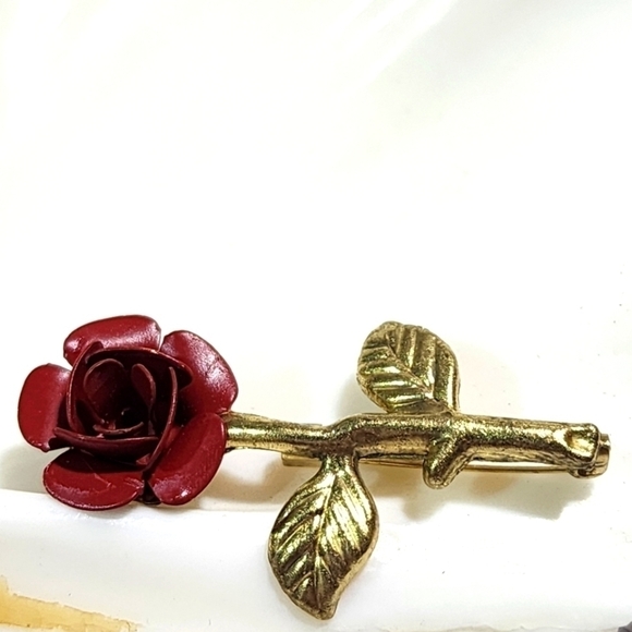 Vintage Goldtone Deep Red 3D Rose brooch pin simple classy elegant - Picture 1 of 8